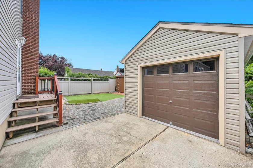 This beautifully renovated Cape in Oceanside offers 3 bedrooms - photo 5
