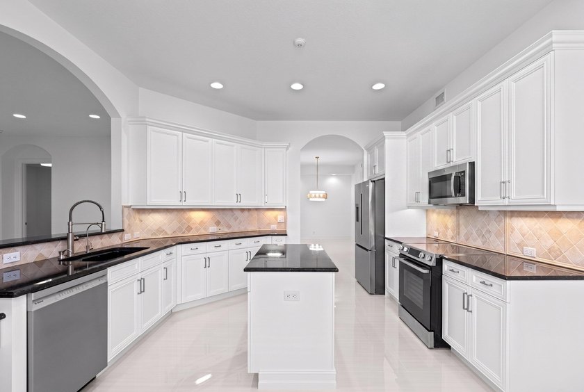 Rarely available first-floor villa in the highly sought-after - photo 14