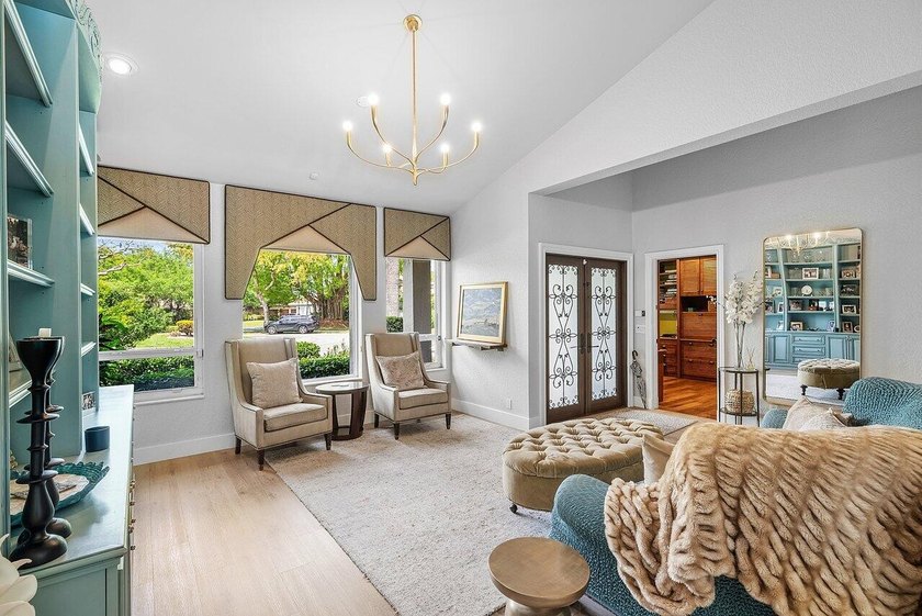 Stunning 4 BD 3 BA, beautifully renovated home on an oversized - photo 3