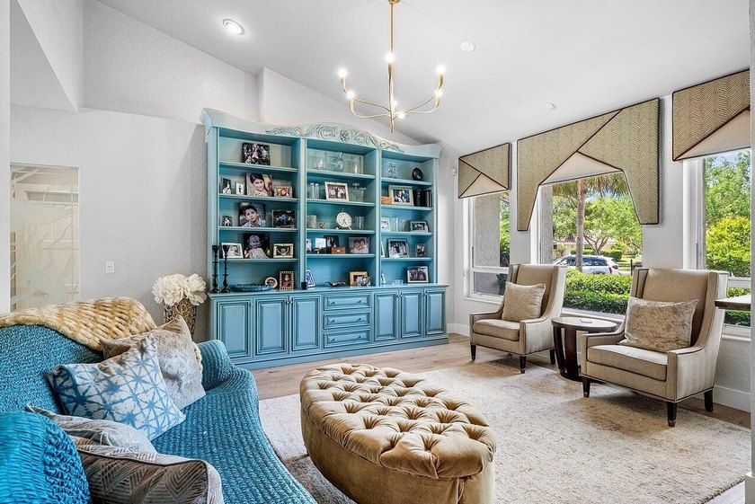 Stunning 4 BD 3 BA, beautifully renovated home on an oversized - photo 4