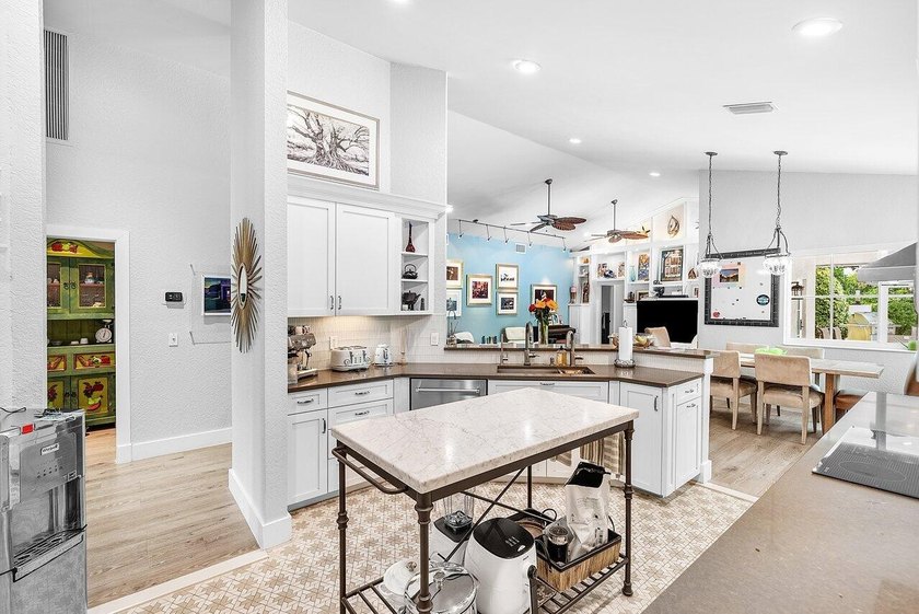 Stunning 4 BD 3 BA, beautifully renovated home on an oversized - photo 8