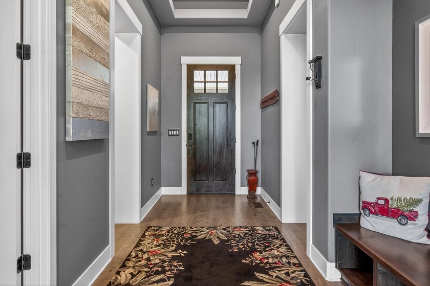 Single-level home, clear mountain views overlooking the 1st - photo 12