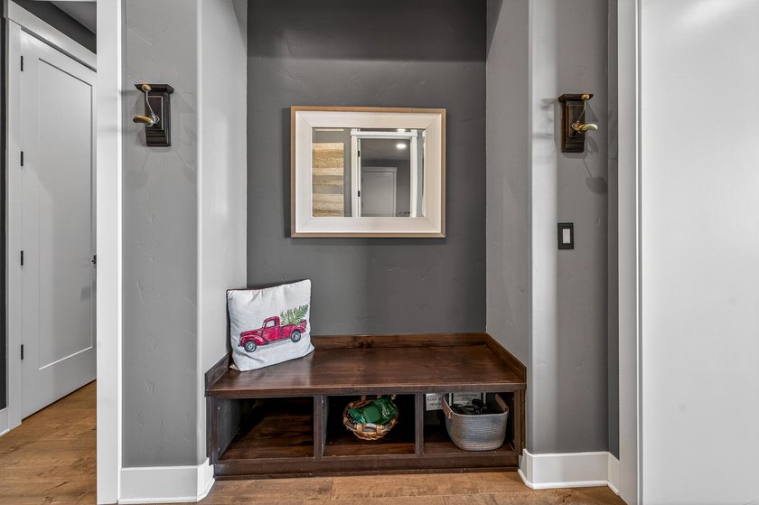 Single-level home, clear mountain views overlooking the 1st - photo 13