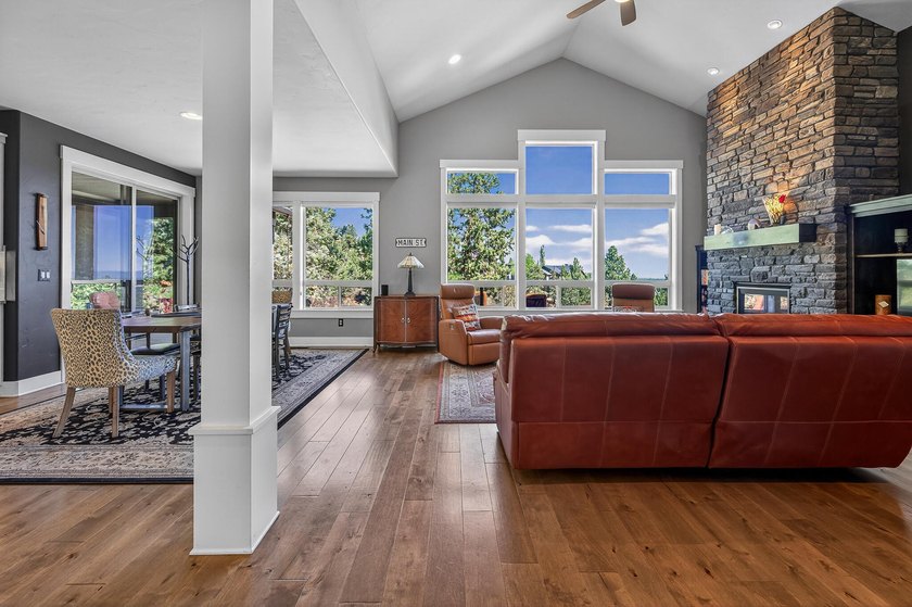 Single-level home, clear mountain views overlooking the 1st - photo 14