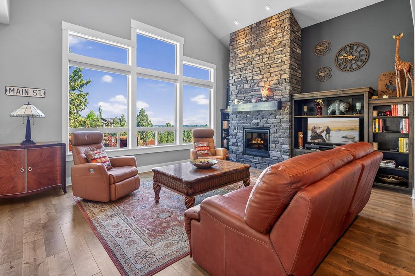 Single-level home, clear mountain views overlooking the 1st - photo 15