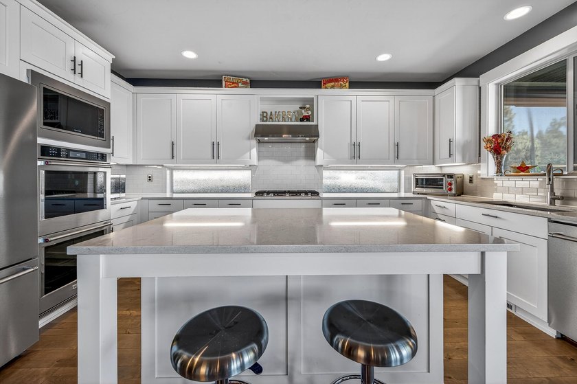 Single-level home, clear mountain views overlooking the 1st - photo 17