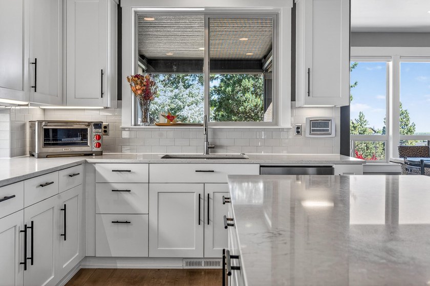 Single-level home, clear mountain views overlooking the 1st - photo 18