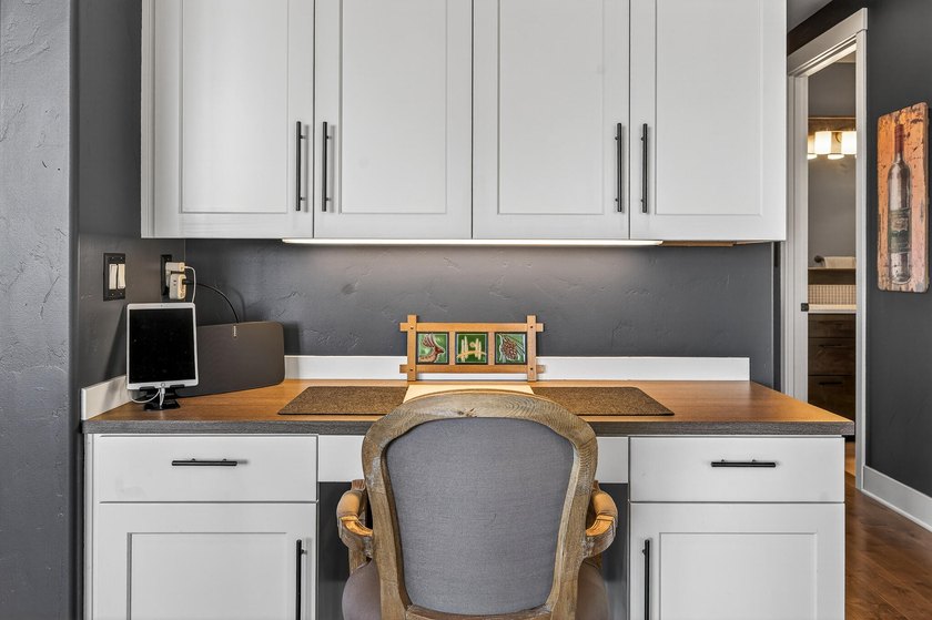 Single-level home, clear mountain views overlooking the 1st - photo 26