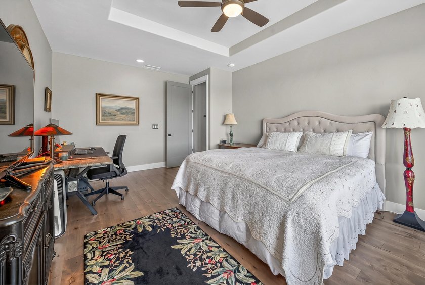 Single-level home, clear mountain views overlooking the 1st - photo 27