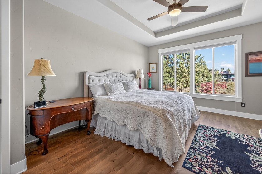 Single-level home, clear mountain views overlooking the 1st - photo 29