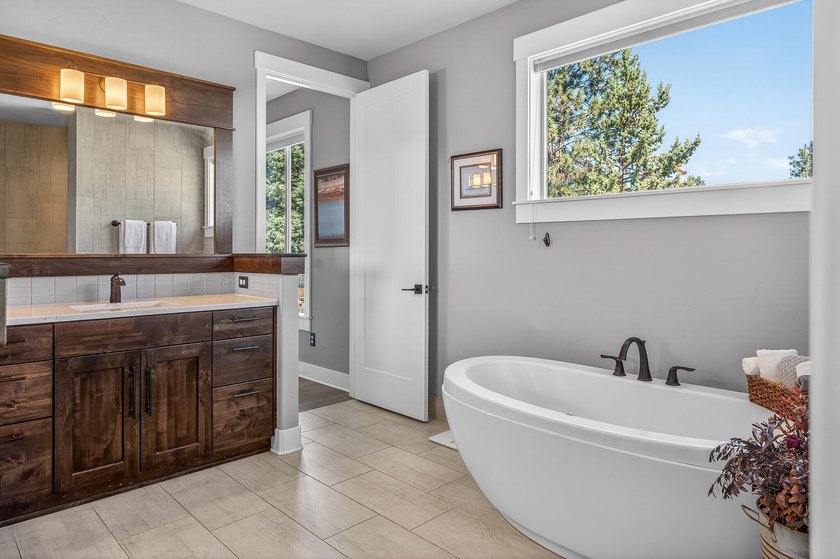 Single-level home, clear mountain views overlooking the 1st - photo 31