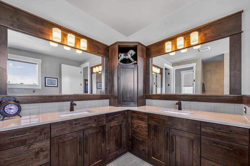 Single-level home, clear mountain views overlooking the 1st - photo 32