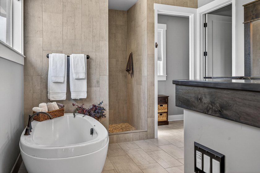 Single-level home, clear mountain views overlooking the 1st - photo 33