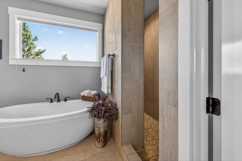 Single-level home, clear mountain views overlooking the 1st - photo 34