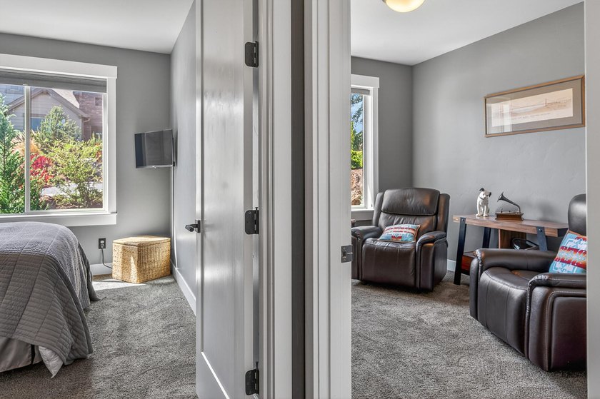 Single-level home, clear mountain views overlooking the 1st - photo 38