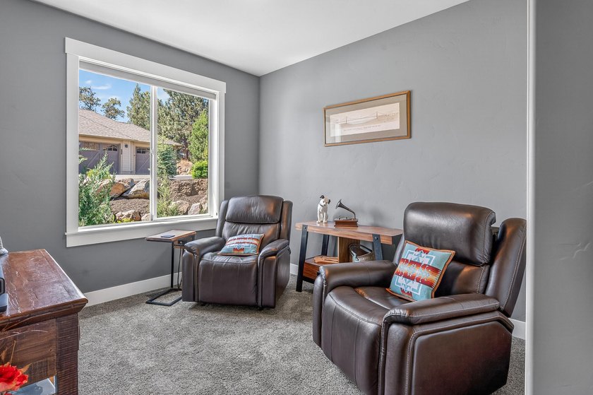 Single-level home, clear mountain views overlooking the 1st - photo 42