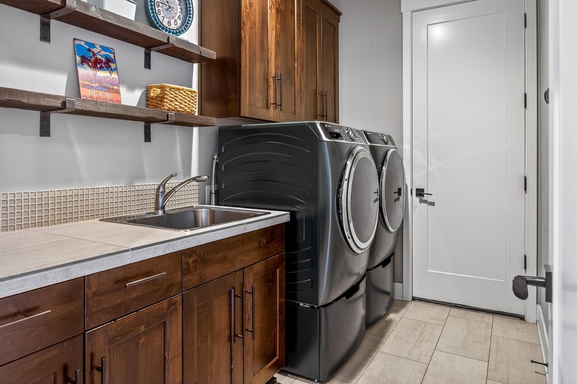Single-level home, clear mountain views overlooking the 1st - photo 45