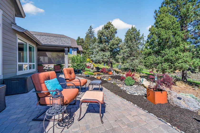 Single-level home, clear mountain views overlooking the 1st - photo 49