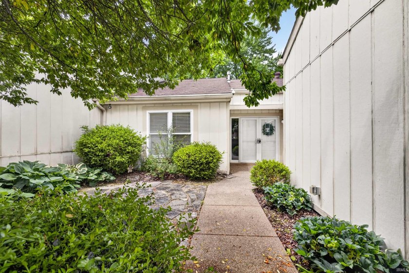 GATED. RELAXING. EASY-LIVINGe enjoy lake life in this recently - photo 4