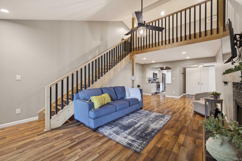 GATED. RELAXING. EASY-LIVINGe enjoy lake life in this recently - photo 8