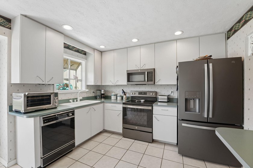 Welcome to 902 Egret Avenue in Fort Pierce! Tucked away on a - photo 9