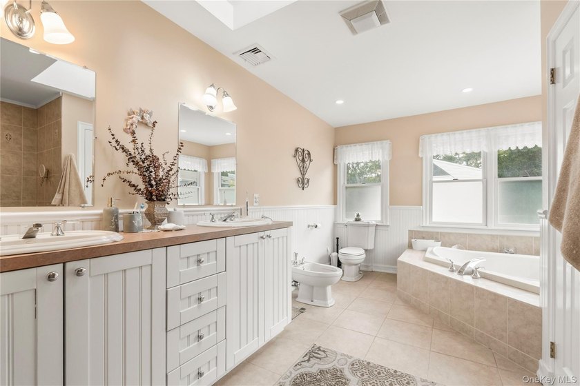 Stunning Hamptons Summer Getaway - A Perfect Blend of Comfort - photo 9