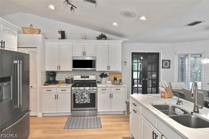 Welcome to your own private compound - a rare 2.5+ acre estate - photo 8