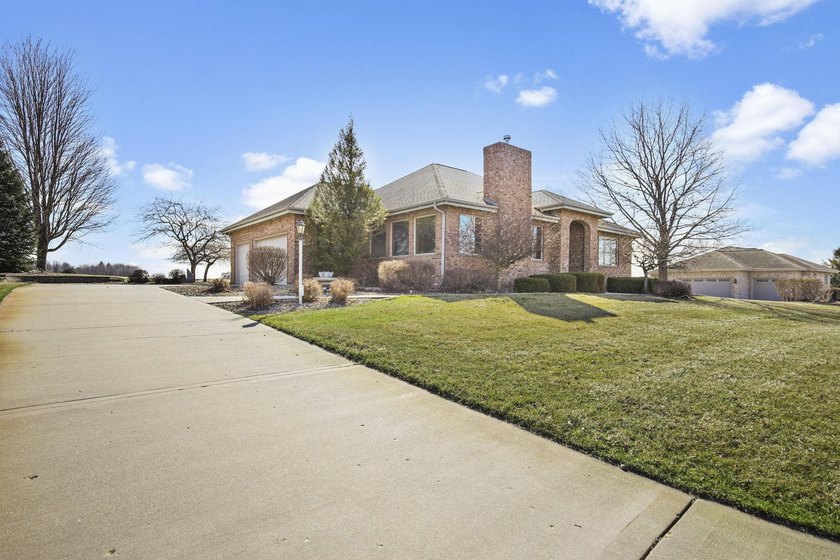 BRAND NEW ROOF! Welcome to this beautifully maintained 4-bedroom - photo 2