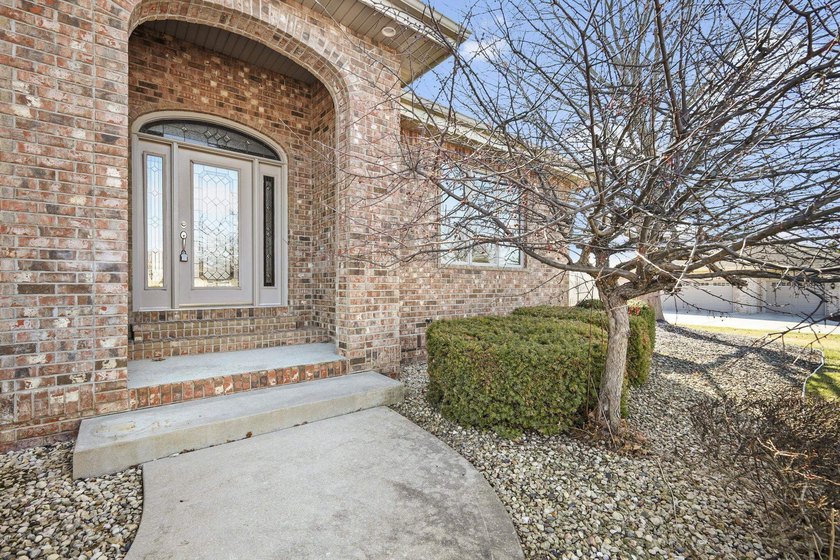 BRAND NEW ROOF! Welcome to this beautifully maintained 4-bedroom - photo 4