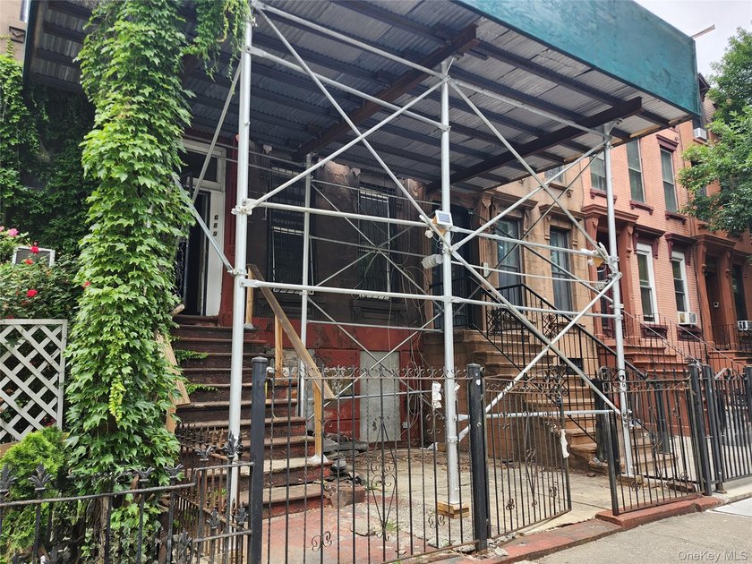 Three unit brownstone, centrally located to all amenities, needs - photo 3