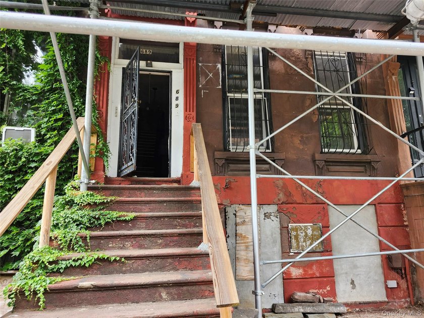 Three unit brownstone, centrally located to all amenities, needs - photo 4