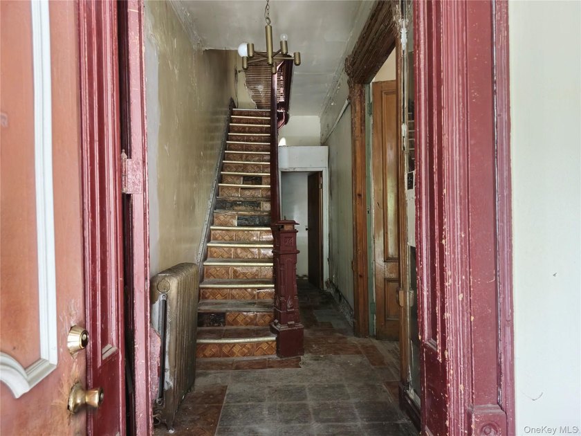 Three unit brownstone, centrally located to all amenities, needs - photo 5