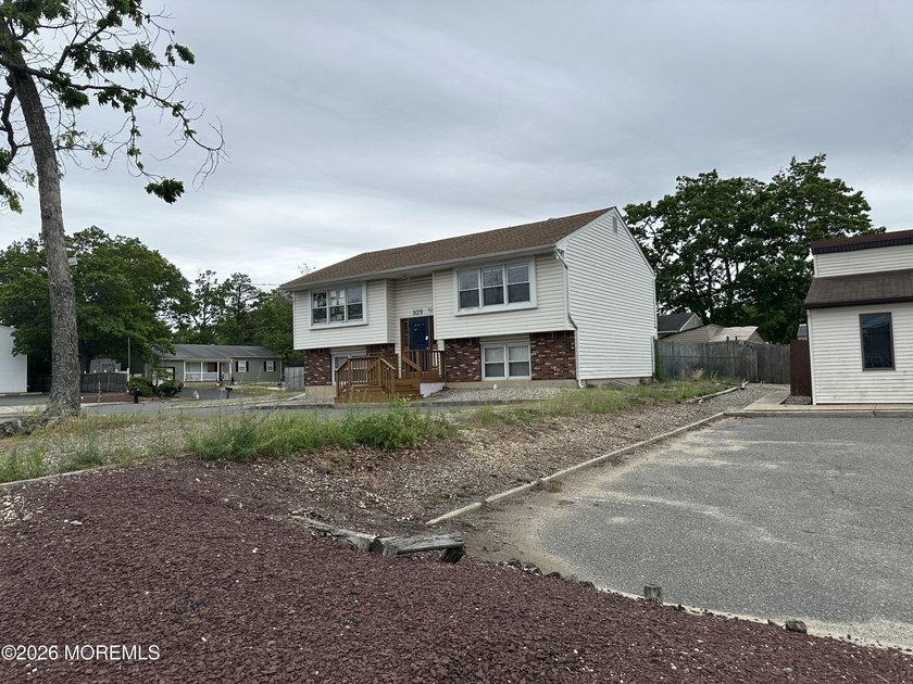 Prime location 3/10th of a mile from Garden State Parkway access - photo 3