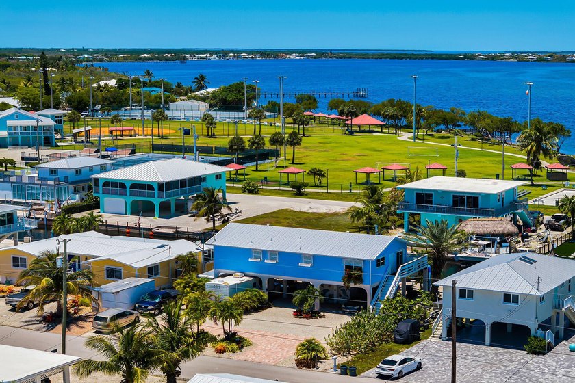 A beautifully kept home with amazing views of the Gulf, and easy - photo 3
