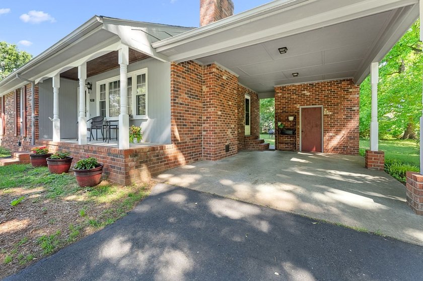 3 bedroom 1 1/2 bath brick rancher with attached carport and - photo 3