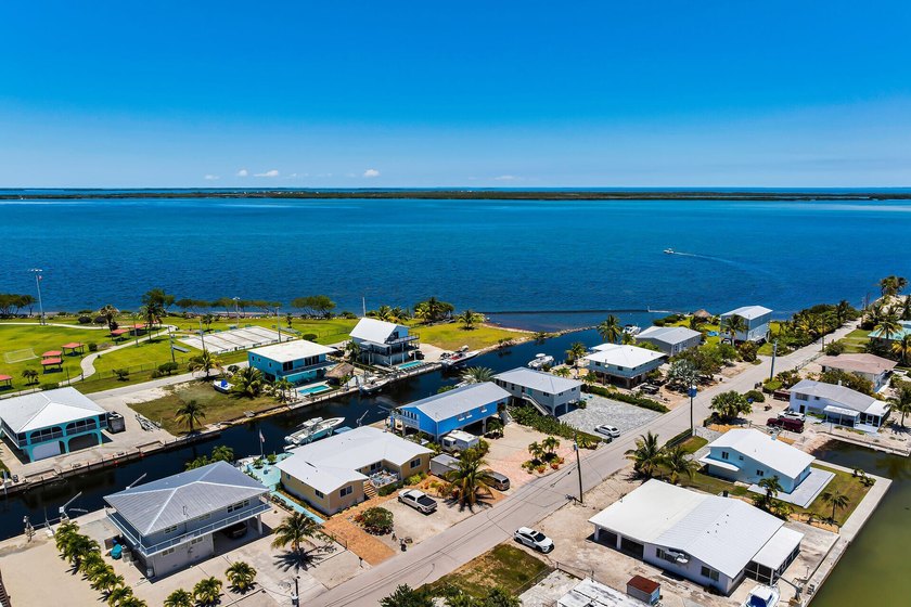 A beautifully kept home with amazing views of the Gulf, and easy - photo 4