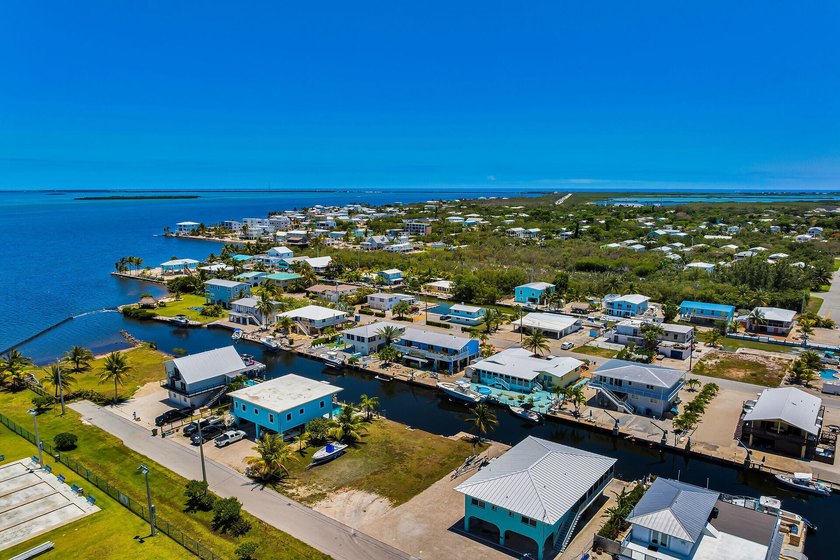 A beautifully kept home with amazing views of the Gulf, and easy - photo 6