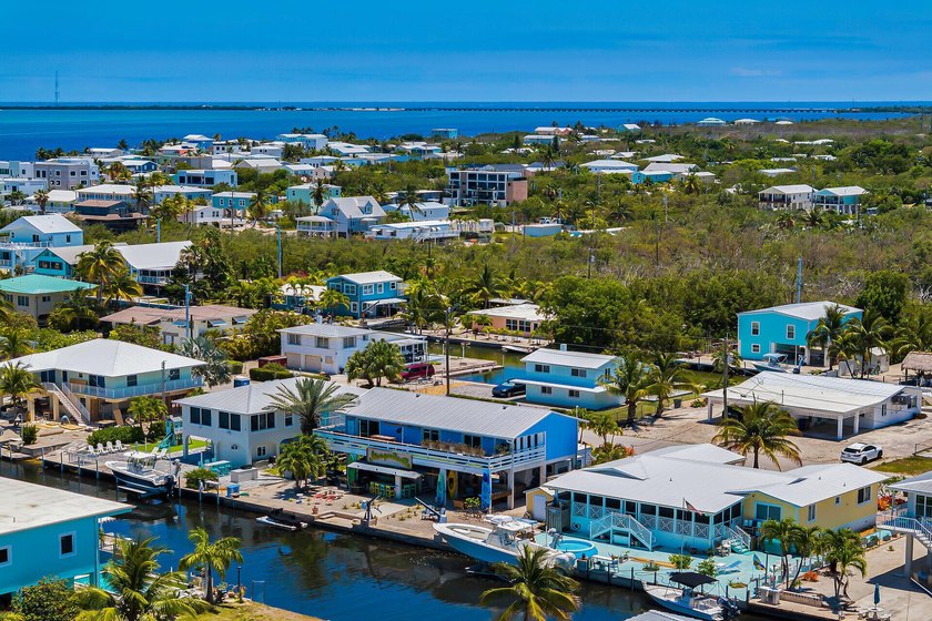 A beautifully kept home with amazing views of the Gulf, and easy - photo 8