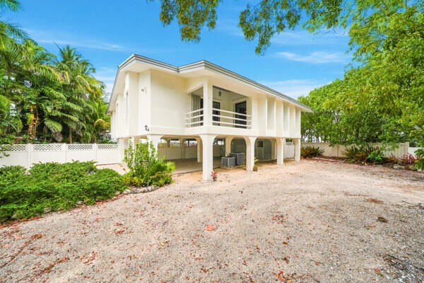 Experience the ultimate Florida Keys waterfront lifestyle in - photo 3