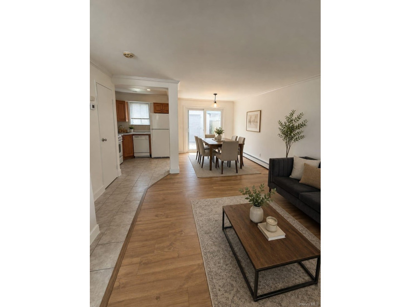 Sunny, Open Concept, Townhouse in Prime Hewlett-Woodmere School - photo 4