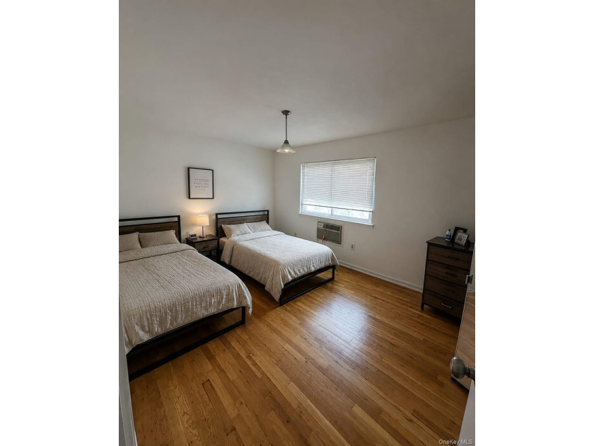 Sunny, Open Concept, Townhouse in Prime Hewlett-Woodmere School - photo 9