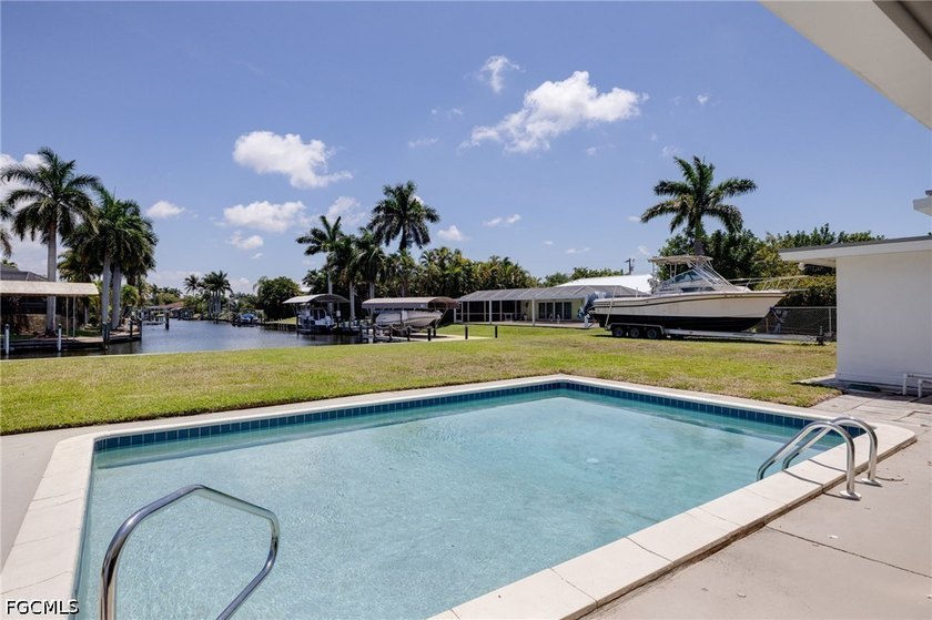 Completely and beautifully refurbished Gulf-access pool home on - photo 2