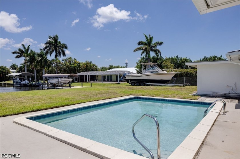 Completely and beautifully refurbished Gulf-access pool home on - photo 3