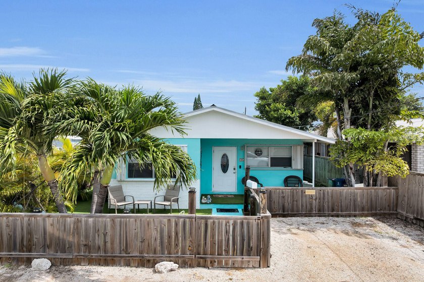 Positioned perfectly on a corner lot with ample outdoor space &amp; - photo 3