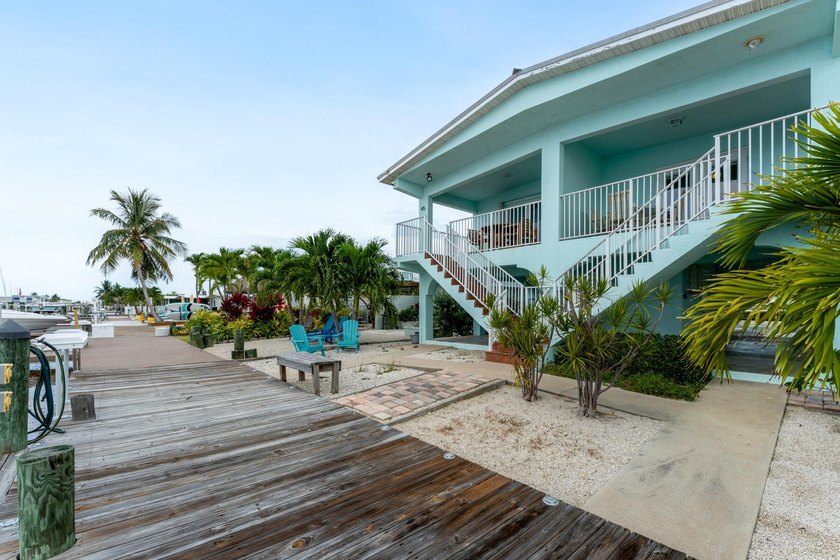 Nicely renovated 2BD/2BA waterfront half-duplex in Key Colony - photo 2