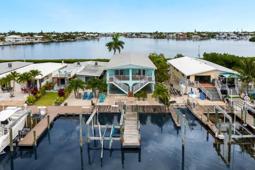Nicely renovated 2BD/2BA waterfront half-duplex in Key Colony - photo 3