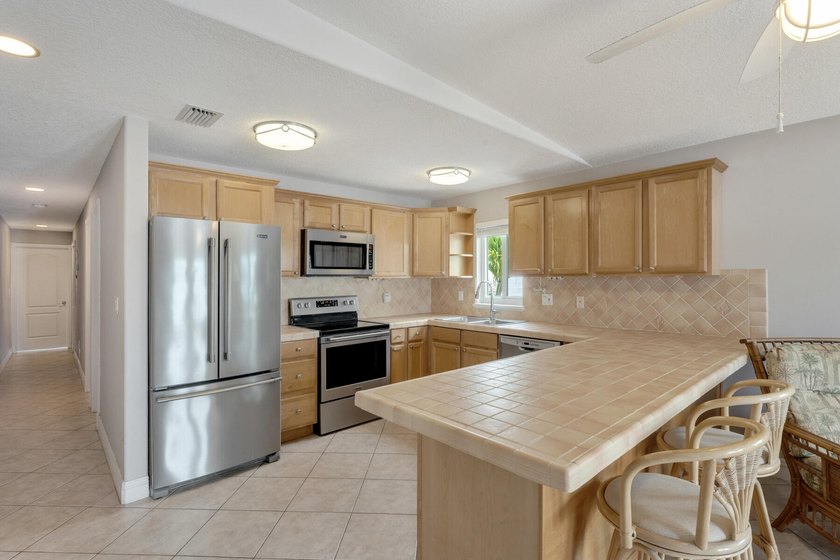 Nicely renovated 2BD/2BA waterfront half-duplex in Key Colony - photo 5