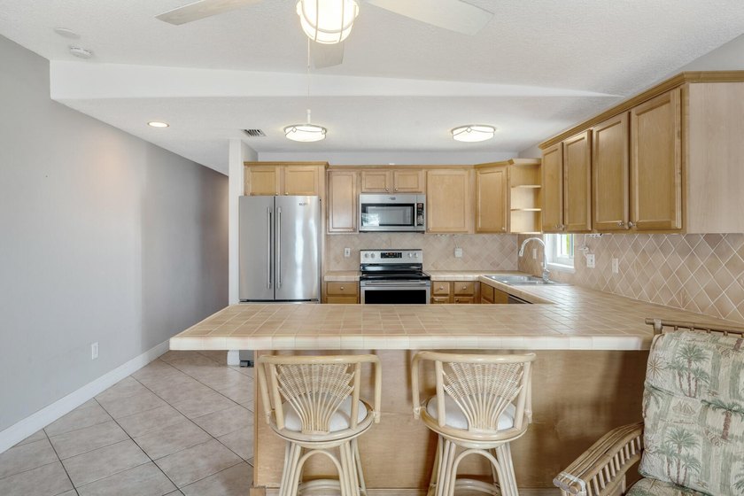 Nicely renovated 2BD/2BA waterfront half-duplex in Key Colony - photo 6
