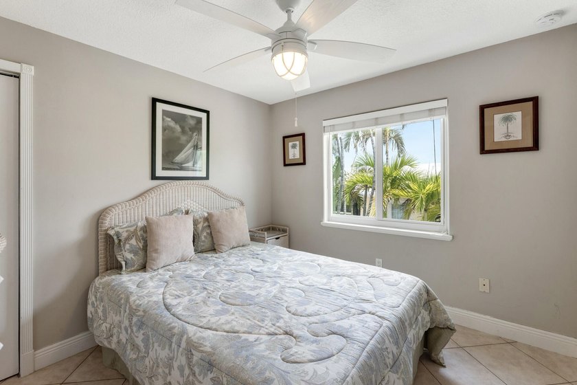 Nicely renovated 2BD/2BA waterfront half-duplex in Key Colony - photo 9