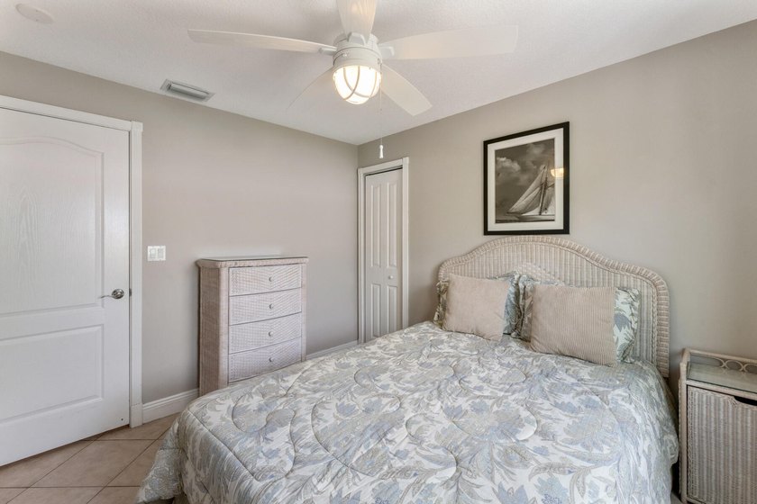 Nicely renovated 2BD/2BA waterfront half-duplex in Key Colony - photo 10